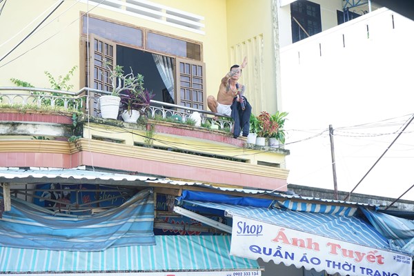 Nam thanh niên ngáo đá, nhiễm HIV gây náo loạn khu chợ ở Quảng Nam - Anh 1