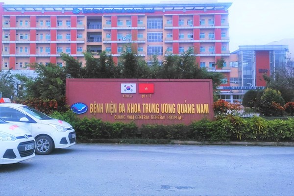 Mẹ sản phụ mắc Covid-19, phong tỏa Bệnh viện Đa khoa Trung ương Quảng Nam - Anh 1