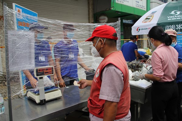 TP.HCM: Thêm nhiều chợ truyền thống chuẩn bị tái hoạt động phục vụ người dân - Anh 2
