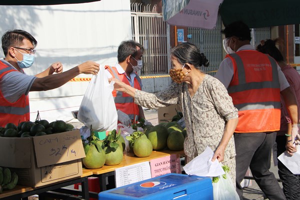 TP.HCM: Thêm nhiều chợ truyền thống chuẩn bị tái hoạt động phục vụ người dân - Anh 1
