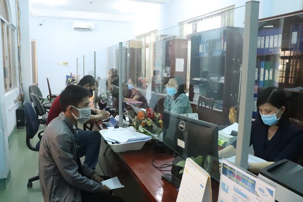 Niềm vui của người lao động được hưởng hỗ trợ từ Quỹ BH thất nghiệp - Anh 1