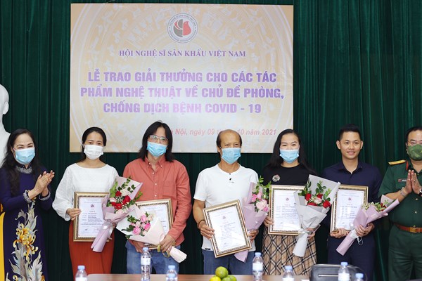 Cuộc thi các tác phẩm nghệ thuật chủ đề phòng, chống dịch bệnh Covid-19: Tiếng lòng giữa đại dịch - Anh 1