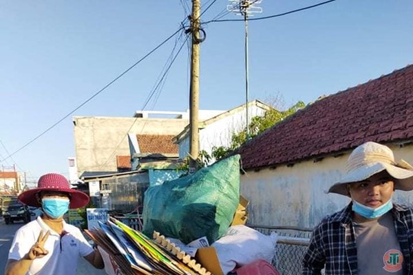 Gom ve chai đổi yêu thương - Anh 1