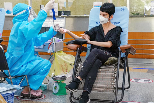 Các diễn viên, người mẫu, cầu thủ nổi tiếng tham gia hiến máu - Anh 1