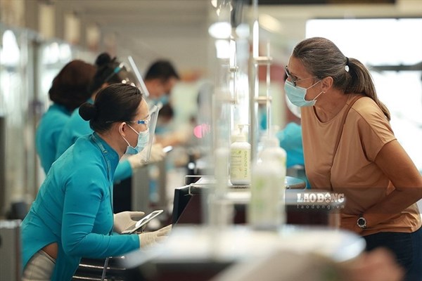 Nóng: Hà Nội bỏ quy định cách ly tập trung với người bay đến từ TPHCM - Anh 1