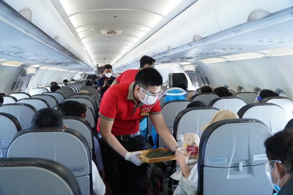 Đường bay nối lại trong sự hân hoan của người dân về một phương tiện an toàn - Anh 13