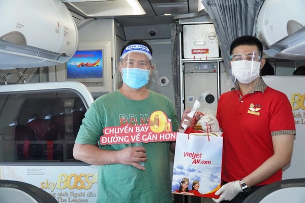 Đường bay nối lại trong sự hân hoan của người dân về một phương tiện an toàn - Anh 10