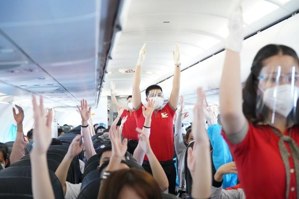 Đường bay nối lại trong sự hân hoan của người dân về một phương tiện an toàn - Anh 16