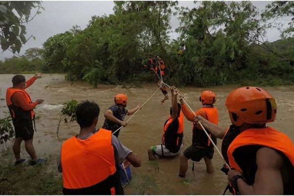 Bão Kompasu càn quét Philippines gây thiệt hại nghiêm trọng - Anh 1