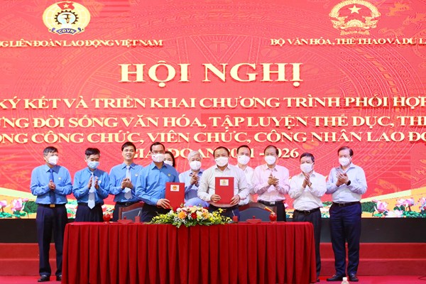 Tạo sức sống mới trong việc xây dựng đời sống văn hoá cho người lao động - Anh 12