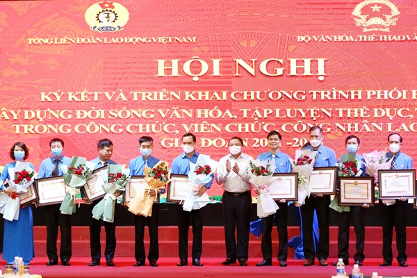 Tạo sức sống mới trong việc xây dựng đời sống văn hoá cho người lao động - Anh 13