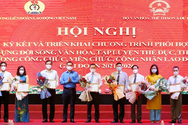 Tạo sức sống mới trong việc xây dựng đời sống văn hoá cho người lao động - Anh 14