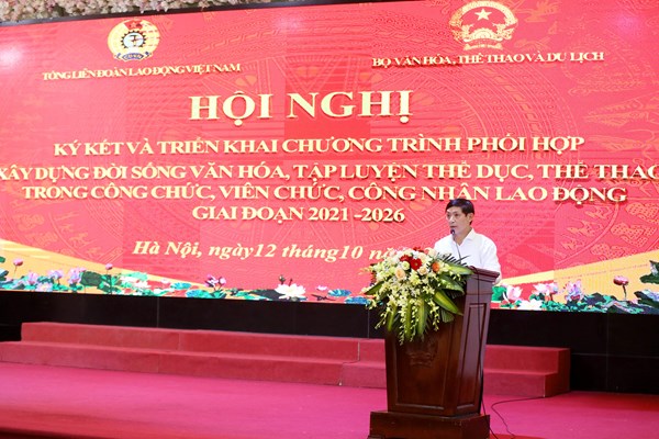 Tạo sức sống mới trong việc xây dựng đời sống văn hoá cho người lao động - Anh 10