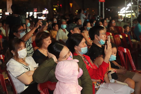 Xây dựng các hoạt động nghệ thuật phục vụ khán giả - Anh 1