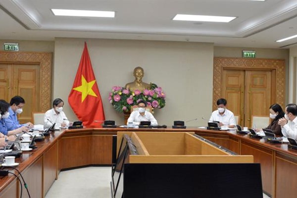 Sẵn sàng mở lại trường học đón học sinh đến trường - Anh 2