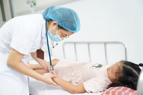 Không chủ quan, tự điều trị sốt xuất huyết tại nhà cho trẻ - Anh 1
