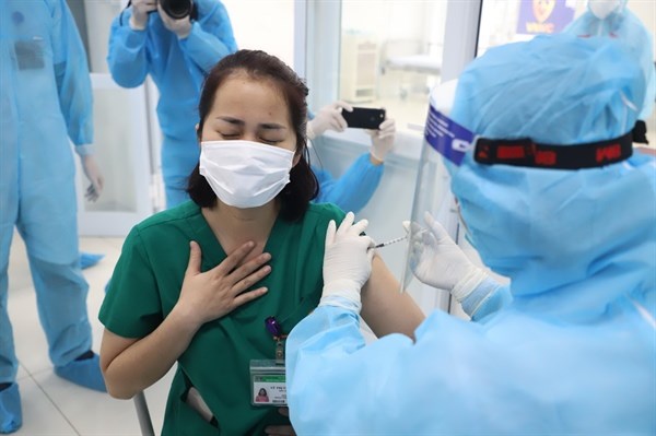 Khẩn trương hướng dẫn tiêm vắc xin cho người dưới 18 tuổi - Anh 1