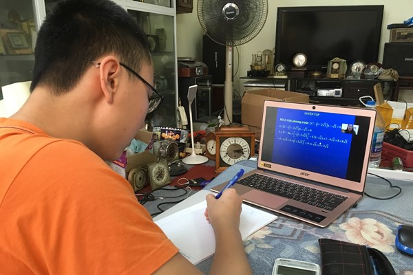 Tai nạn khi trẻ học online, phụ huynh lo lắng - Anh 1