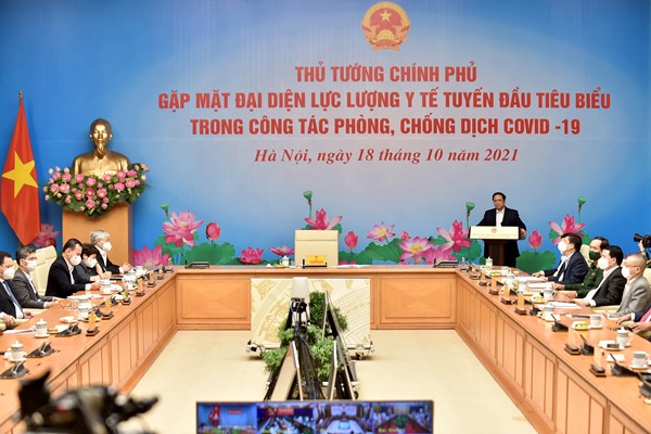 Thủ tướng gặp mặt đại diện lực lượng y tế tuyến đầu tiêu biểu trong công tác phòng chống dịch - Anh 2