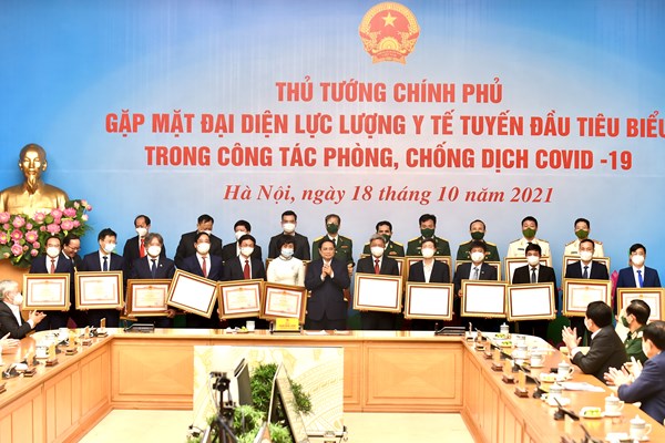 Thủ tướng gặp mặt đại diện lực lượng y tế tuyến đầu tiêu biểu trong công tác phòng chống dịch - Anh 3