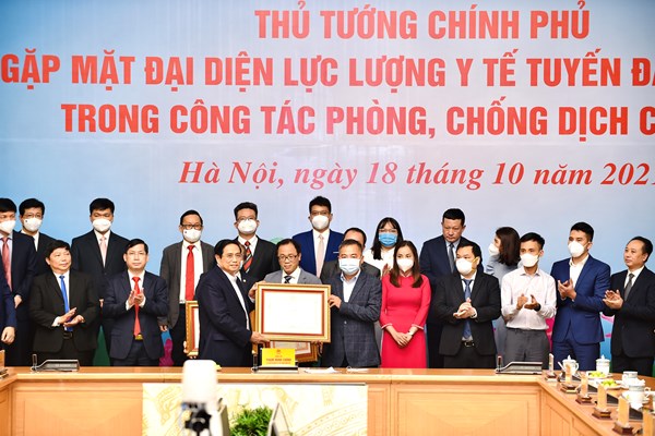 Thủ tướng gặp mặt đại diện lực lượng y tế tuyến đầu tiêu biểu trong công tác phòng chống dịch - Anh 4