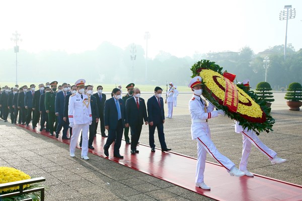 Lãnh đạo Đảng, Nhà nước và các Đại biểu Quốc hội vào Lăng viếng Chủ tịch Hồ Chí Minh - Anh 1