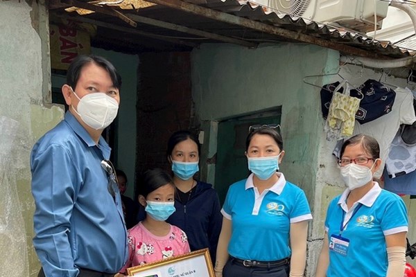Bảo vệ phụ nữ và trẻ em gái trước tác động nặng nề của đại dịch Covid -19 - Anh 1