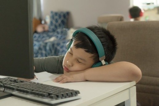 Hướng dẫn học sinh vượt qua cảm xúc tiêu cực khi học trực tuyến - Anh 2