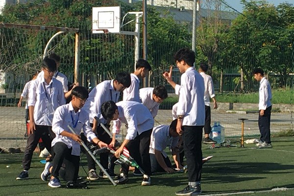Hướng dẫn học sinh vượt qua cảm xúc tiêu cực khi học trực tuyến - Anh 1