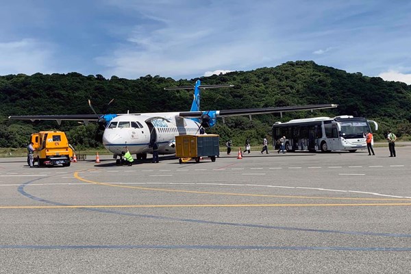 Khởi động chuyến bay đầu tiên đưa du khách đến Côn Đảo - Anh 1