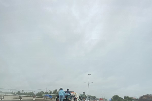 Quảng Nam: Nước tràn Quốc lộ 1A, người dân vùng thấp trũng lo dọn dẹp tránh lũ - Anh 6