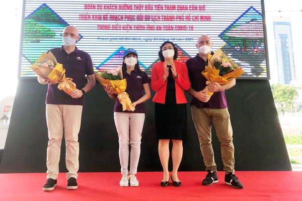 TP.HCM đón đoàn khách thương mại đầu tiên - Anh 1