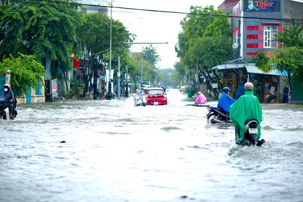 Quảng Ngãi: Gần 11.000 ngôi nhà bị ngập, sơ tán hơn 4.500 người - Anh 2