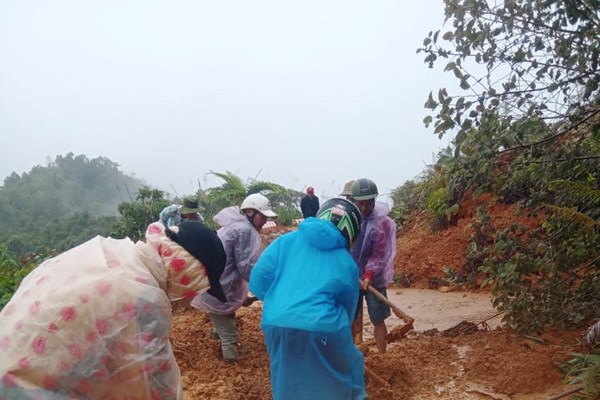 Nam Trà My (Quảng Nam): Sạt lở hư hại nhà dân, sơ tán khẩn cấp hơn 150 hộ - Anh 2