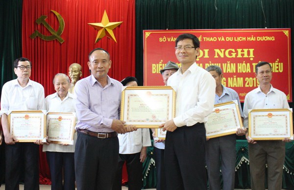 Đề nghị giữ lại các danh hiệu về văn hóa - Anh 2