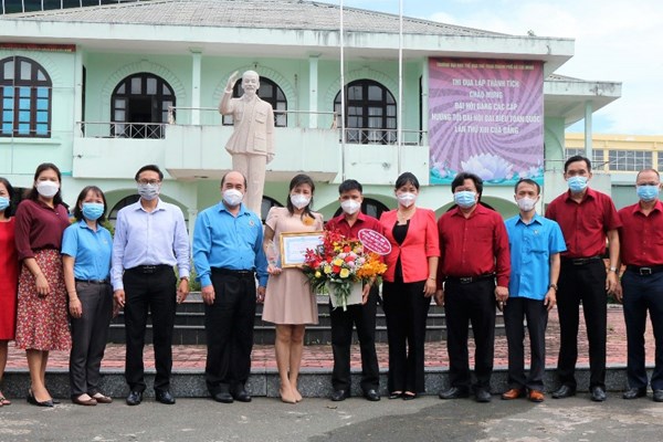 Tôn vinh danh hiệu “Đóa hồng tình nguyện” cho bác sĩ Hà Thị Mận - Anh 2