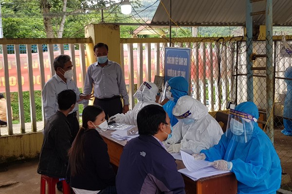 159 trường hợp test nhanh dương tính với SARS-CoV-2 tại một trường học ở huyện Nam Trà My - Anh 1