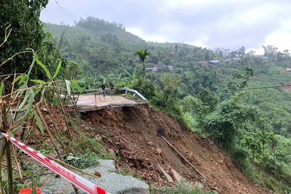 Quảng Ngãi: Sạt lở đèo Eo Chim, hơn 2.200 người dân bị cô lập - Anh 3