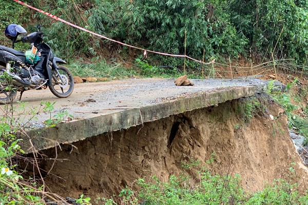 Quảng Ngãi: Sạt lở đèo Eo Chim, hơn 2.200 người dân bị cô lập - Anh 2