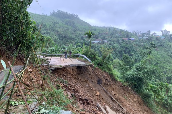 Quảng Ngãi: Sạt lở đèo Eo Chim, hơn 2.200 người dân bị cô lập - Anh 1