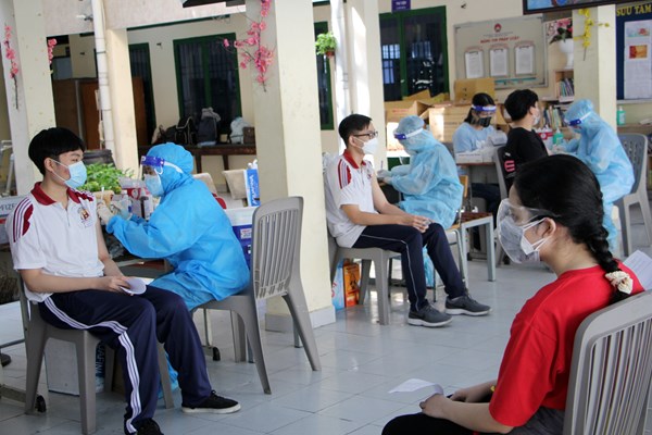 Háo hức tiêm vắc xin để trở lại trường - Anh 1