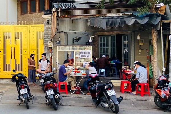 TP.HCM ngày đầu mở cửa phục vụ tại chỗ: “Phấn khởi vì sẽ có nguồn thu nhập - Anh 2