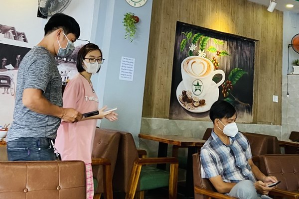 TP.HCM ngày đầu mở cửa phục vụ tại chỗ: “Phấn khởi vì sẽ có nguồn thu nhập - Anh 1
