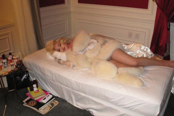 Madonna bị chỉ trích vì tái hiện cái chết của Marilyn Monroe - Anh 1