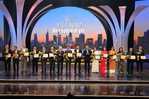 “Việt Nam - Khát vọng bình yên”- tuyên dương lực lượng y tế tuyến đầu - Anh 3