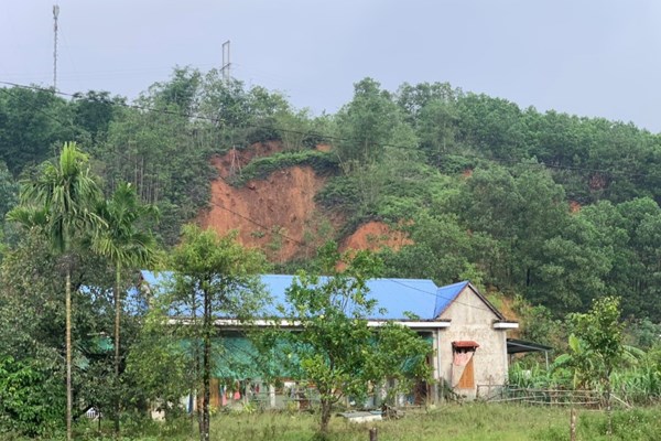 Sống thấp thỏm trong nỗi lo sạt lở núi - Anh 1