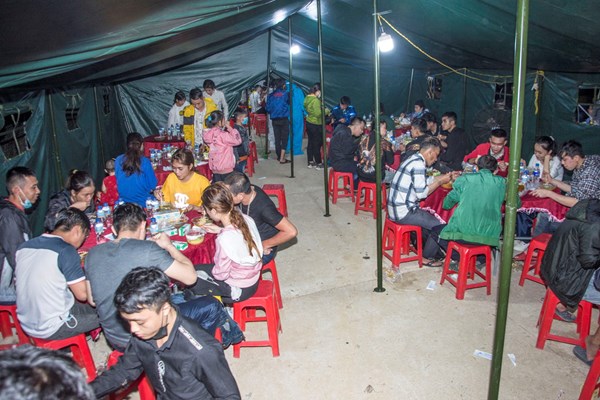 Chín mươi ngày đêm vì người dân Sài Gòn: Qua cơn hoạn nạn mới hiểu lòng nhau - Anh 2