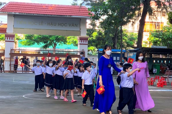 Ngày đầu trở lại trường: Học sinh háo hức, phụ huynh lo lắng - Anh 1