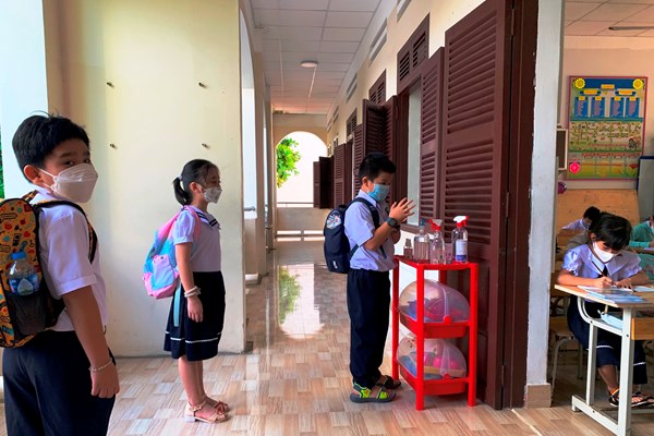 Ngày đầu trở lại trường: Học sinh háo hức, phụ huynh lo lắng - Anh 2