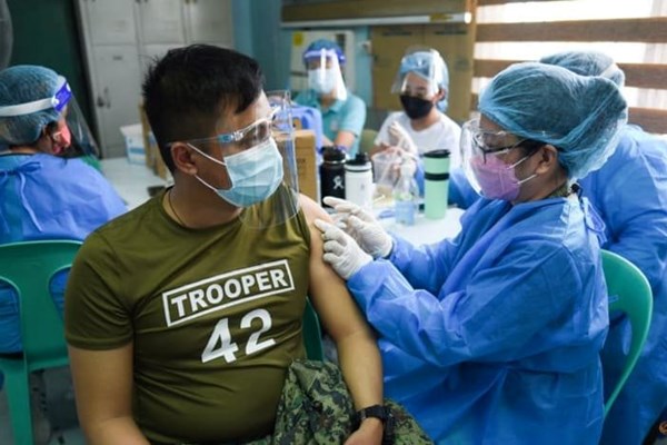 Tổng thống Philippines dọa trừng phạt quan chức vì để chậm tiến độ tiêm chủng - Anh 1